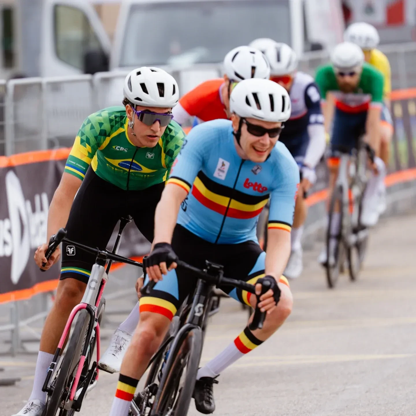 Nicolas Baltus racing in the Belgian para-cycling jersey